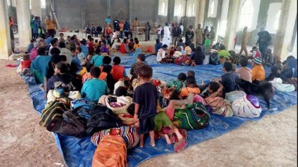 Teror OPM di Bibida Berlanjut, Warga Mengungsi ke Gereja Madi Pakai Truk TNI