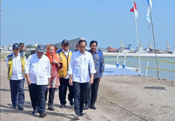 Kunjungi Tambak Lorok, Jokowi Soroti Proyek Tanggul Penahan Banjir