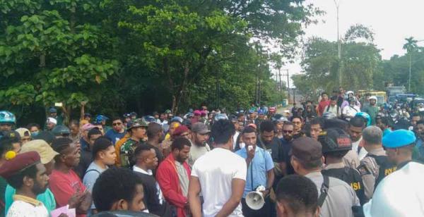 Buntut Meninggalnya Korban Lakalantas, Massa PMKRI Blokade Jalan Nasional di Kota Sorong