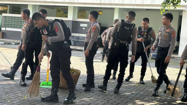 Polres Tasikmalaya Kota Gelar Kegiatan Bakti Religi Bersihkan Masjid, Sambut Hari Bhayangkara ke-78