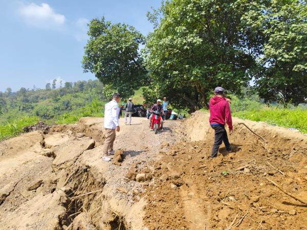 Tebing Jalan Longsor 40 Meter di Cibadak, Warga Berharap Pemkab Segera Lakukan Perbaikan
