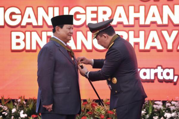 Menhan Prabowo Terima Penganugerahan Tanda Kehormatan Bintang Bhayangkara Utama di Mabes Polri