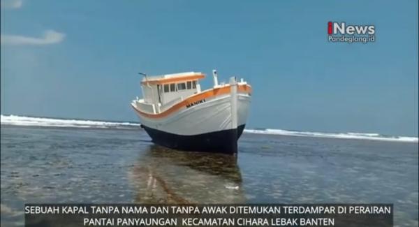 Kapal 'Hantu' Tanpa Awak Ditemukan Terdampar di Pantai Panyaungan Cihara Lebak