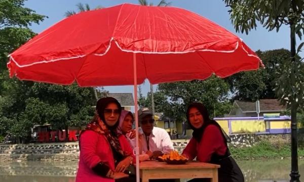 Cafe Pink Pertiwi Tawarkan Ngopi Asyik di Bibir Situ Kelapa Dua Tangerang