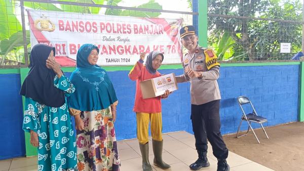 Warga Kota Banjar Gembira Terima Bantuan Sembako dari Polisi