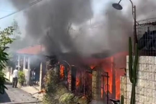 Kebakaran Landa Permukiman Sambiroto Semarang, 1 Rumah dan 3 Motor Ludes Dilalap Api