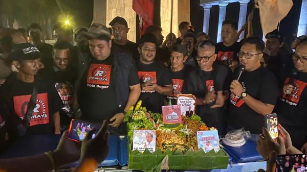 Relawan Jokowi Bogor Raya Potong Tumpeng, Rayakan Ulang Tahun Jokowi di Tugu Kujang Bogor