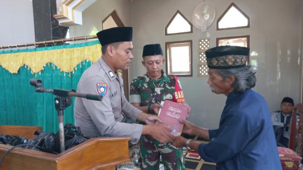 Peduli Pendidikan, Polisi di Tasikmalaya Blusukan Bagikan Paket Kitab ke Masjid dan Pontren