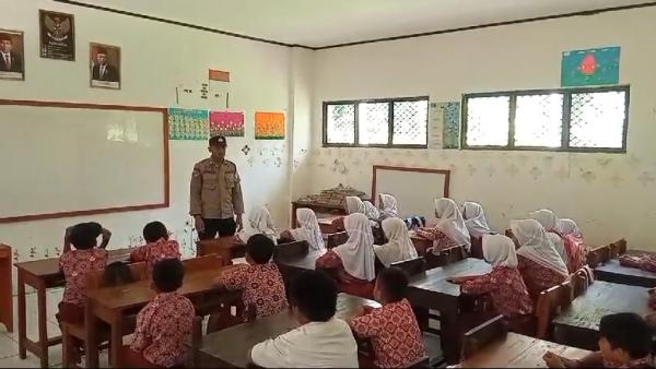 Sosok Bripka Eka Bhabinkabtimas yang Mengajar di SD Negeri Cinoyong 1 Pandeglang