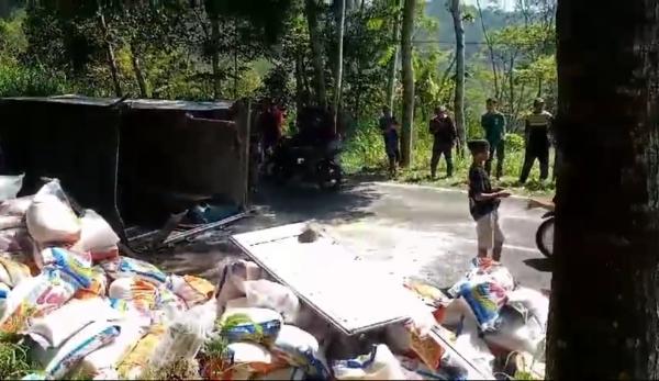 Diduga Rem Blong, Truk Boks Pengangkut Beras Tabrak Pemotor di Jalan Menurun Pegunungan, Satu Orang