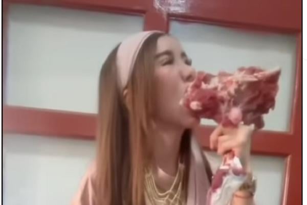 Viral Perempuan Ini Makan Daging Mentah, Netizen: Jodoh Sumanto?