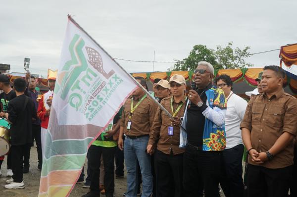 Lepas Peserta Pawai Ta’aruf MTQ ke-30, Johannes Rettob: Jaga Kesehatan dengan Baik