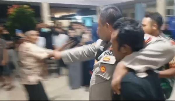 Video viral Seorang Pria Terpaksa Dievakuasi Polisi dan TNI