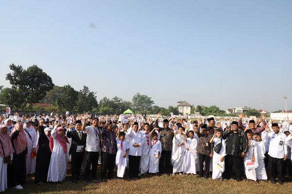 Ribuan Siswa di Jombang Antusias Ikuti Peragaan Manasik Haji di Stadion Merdeka, Begini Serunya