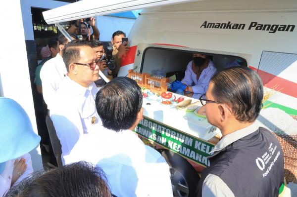 Penjabat Gubernur Jatim dan Kepala Bapanas Tinjau Keamanan Pangan di Pasar Nambangan