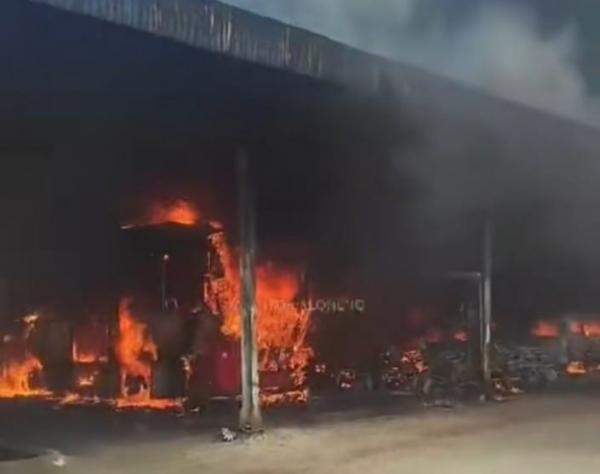 Kebakaran Hebat di Pool Bus Damri Surabaya, 7 Kendaraan Terbakar, Ada Bus Listrik