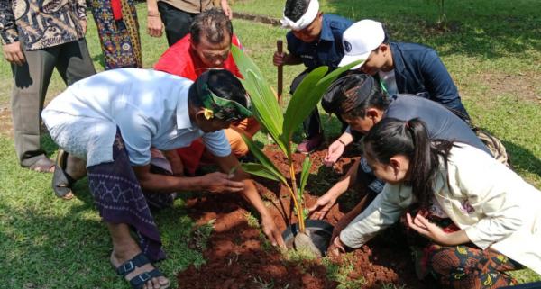 Meriahkan Hari Lingkungan Hidup, Sekolah Tinggi Agama Hindu Praktik Membuat Resapan Lubang Biopori