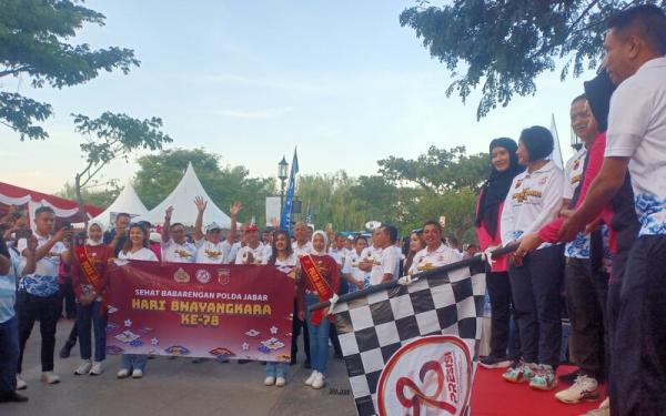 Ribuan Warga Bandung Tumpah Ruah di Kiara Artha Park, Ikut Jalan Sehat dan Senam HUT Bhayangkara