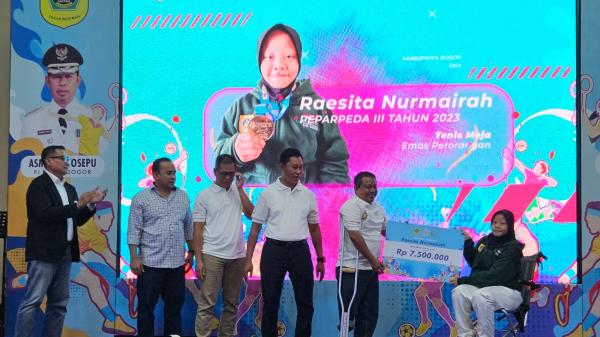 Pj Bupati Asmawa Tosepu Berikan Bonus Kepada 19 Atlet Berprestasi Binaan NPCI Kabupaten Bogor