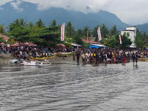 Ribuan Warga Padati Penutupan Katinting Race di Pantai Bajoe, Nama Bebas Menggema