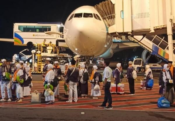 Jemaah Haji Kloter Pertama Tiba di  Bandara Juanda, Disambut Isak Tangis Bahagia Keluarga