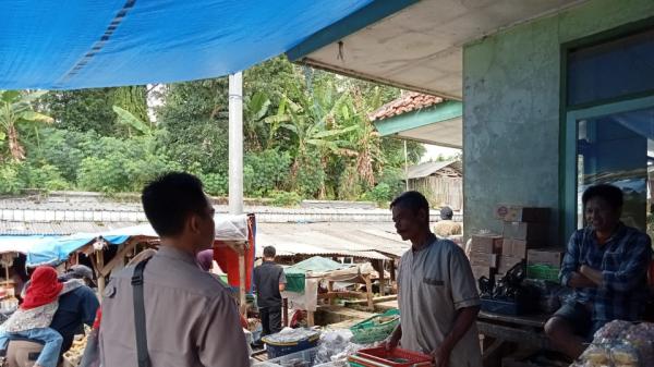Patroli Sambang ke Pasar Tradisional, Bhabinkamtibmas Polsek Taraju Sampaikan Pesan Kamtibmas