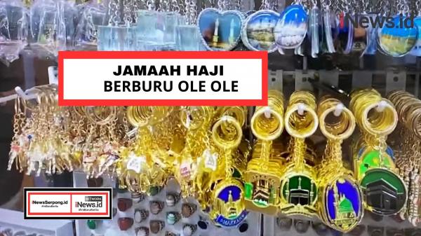 Jemaah Haji Indonesia Berburu Ole-ole di Madinah