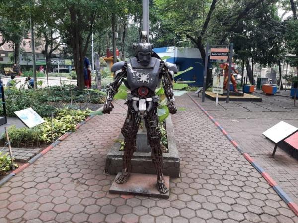 Jalan-jalan Bareng Keluarga, Asah Motorik Anak di Taman Super Hero Bandung