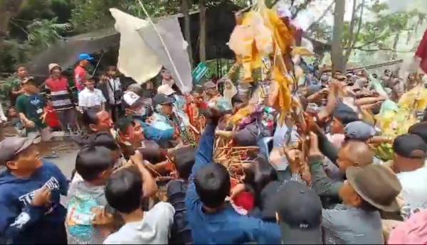 Ratusan Orang Berebut Makanan dan Ikan dalam Ritual Ruwatan Air di Sumber Tetek, Pasuruan
