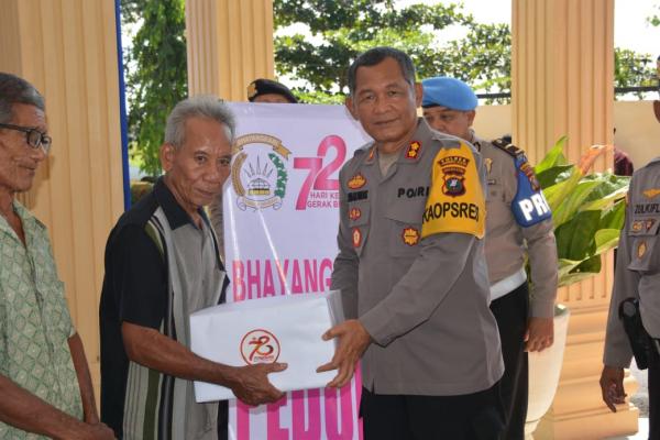 Sambut HUT Bhayangkara ke-78, Polres Labusel Salurkan Bansos di 5 Kecamatan
