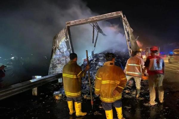Truk Ekspedisi Terbakar di Tol Pemalang, Seluruh Barang Paket Ludes