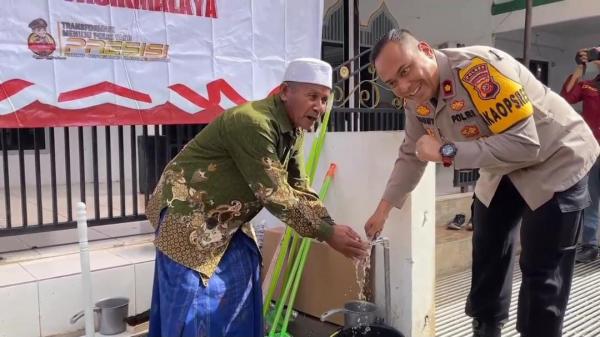 Peringati HUT Bhayangkara ke-78, Polres Tasikmalaya Bangun Sarana Air Bersih di Masjid