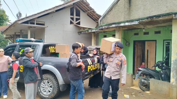 Relawan dan Polisi Berikan Bansos ke Warga, Dalam Upaya Mengentaskan Kemiskinan di Banjarwangi