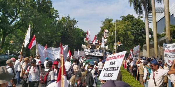 Ratusan PPKS Demo di Kementrian BUMN Tuntut Hak Pensiunan yang Dihapus Krakatau Steel