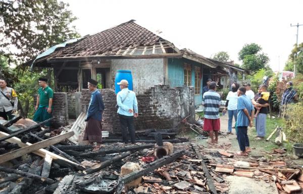Korsleting Listrik, Satu Rumah di Jayagiri Sindangbarang Ludes Terbakar Dua Lainnya Rusak Berat
