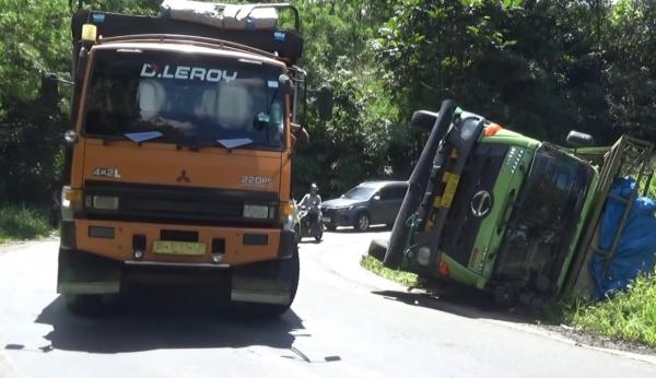 Hindari Minibus, Truk Pengangkut Sepeda Motor Terguling di Jalinsum