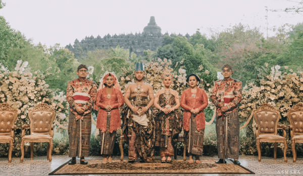 Pernikahan Ikonik Adat Jawa di Candi Borobudur Curi Perhatian Publik