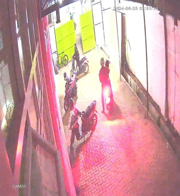 Terekam CCTV! Tengah Malam Kawanan Pencuri Gasak Dua Motor di Puskesmas Mojoagung Jombang