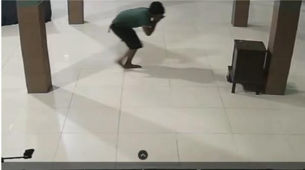 Pria Curi Kotak Amal di Masjid Karawang Terekam CCTV, Videonya Ramai di Sosial Media