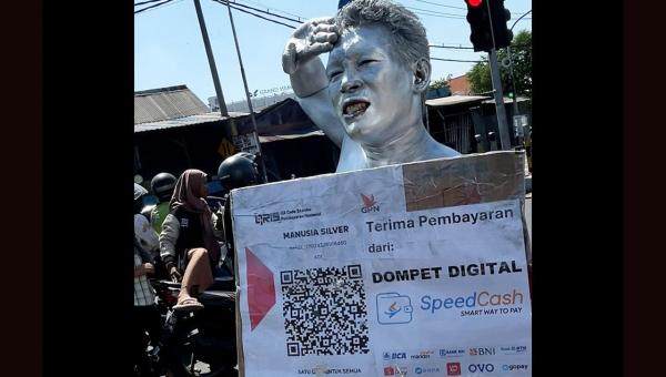 Bawa QRIS Dompet Digital di Jalanan, Aksi Manusia Silver Viral