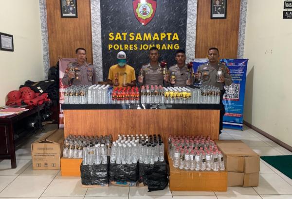 Polres Jombang Gagalkan Pengiriman 450 Botol Minuman Keras Arak Bali
