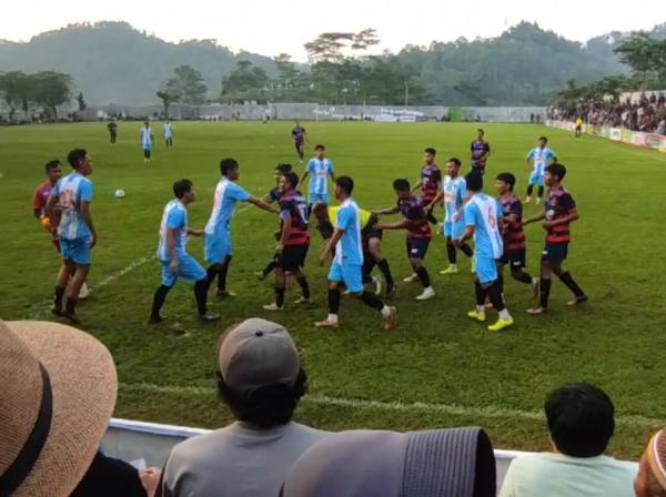 Pertandingan Sepakbola Tarkam di Tawangmangu Karanganyar  Ricuh, Adu Pukul Antar Pemain Terjadi