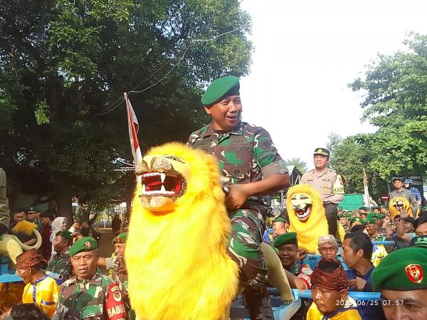 Pangdam III Siliwangi Tunggangi Sisingaan, Sebut Pesta Rakyat di Cirebon Kebersamaan TNI dan Warga