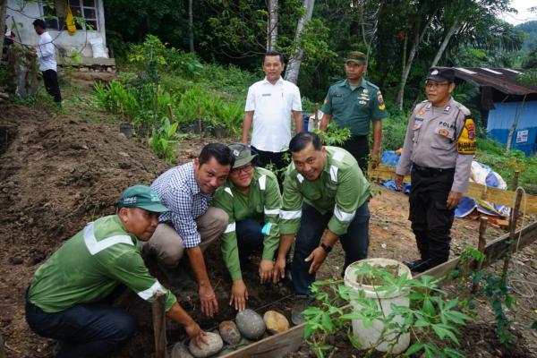 TPL Lakukan Peletakan Batu Pertama Pembangunan MCK Komunal di Kabupaten Tapsel