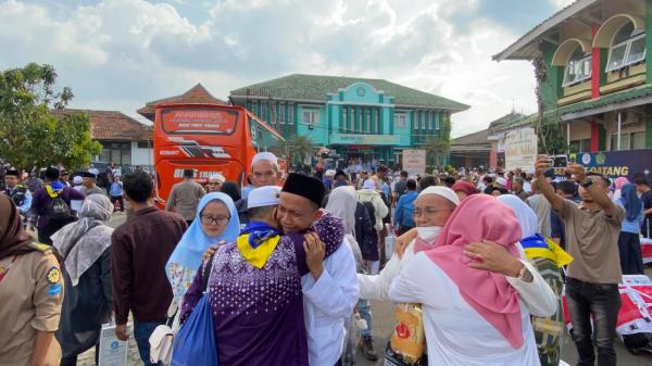 Isak Tangis Keluarga Jemaah Haji Saat Kepulangan Kloter Pertama asal Cianjur