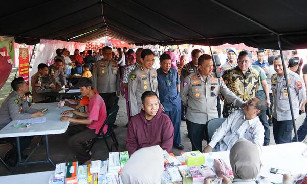 HUT ke-78 Bhayangkara, Polda Jateng Bagikan Ribuan Paket Sembako ke Warga Semarang