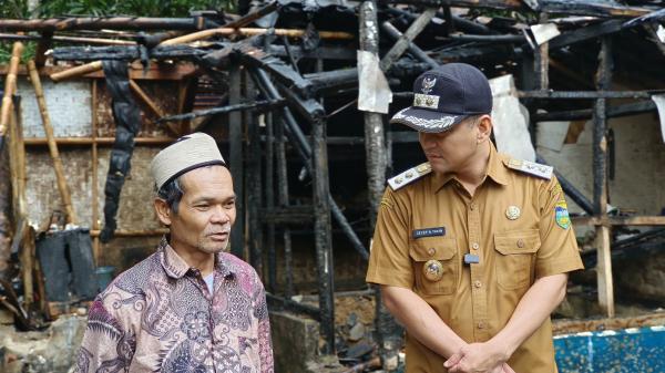 Rumah Ketua RT di Jatiwaras Ludes Terbakar, Wabup Tasikmalaya Tinjau Lokasi Berikan Bantuan