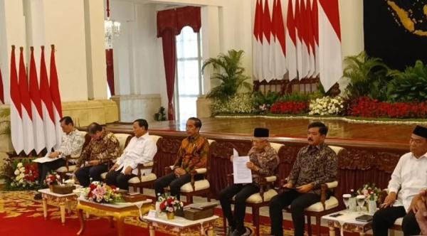 Sebagai Presiden Terpilih, Prabowo Duduk di Sebelah Jokowi saat Sidang Kabinet