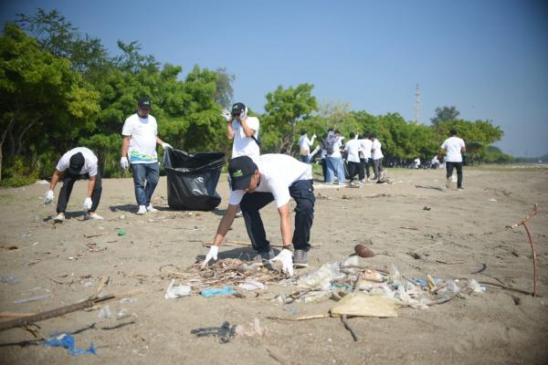 Peringati Hari Lingkungan Hidup Sedunia, PT PLN Nusantara Power UP Arun Gelar Coastal Clean Up