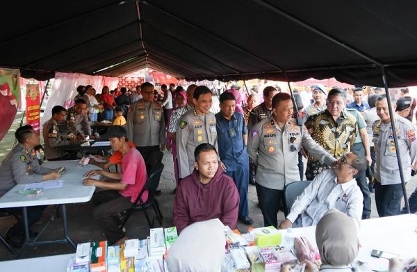 Polda Jateng Serahkan Bantuan 2.100 Paket Sembako Untuk Masyarakat dan Petugas Kebersihan